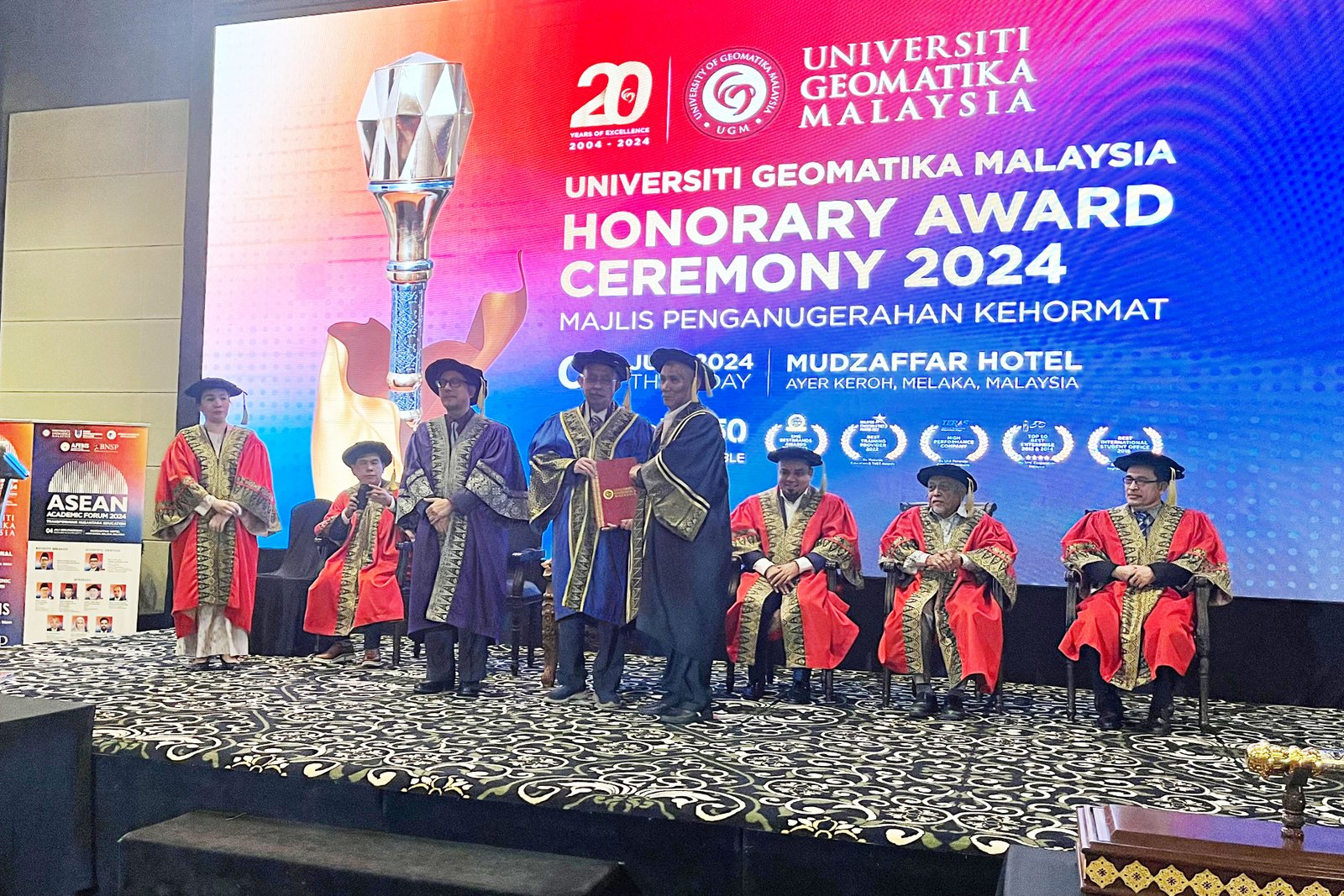 Selamat! Chancellor UNIDA Prof. Dr. H. Martin Roestamy, S.H., M.H Terima Penghargaan Professor in Law dari Universiti Geomatika Malaysia