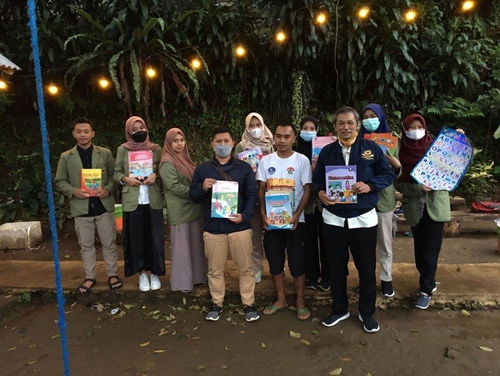 Tumbuhkan Minat Baca Masyarakat, Tim Duta Inovasi Desa UNIDA Adakan Program Taman Baca Pustaka Lembur di Desa Tajurhalang